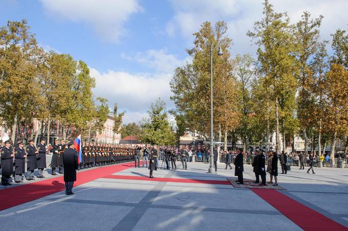 Na povabilo predsednika Republike Slovenije Boruta Pahorja se na uradnem obisku v Sloveniji mudi predsednik Republike Albanije Bujar Nishani s soprogo. Sprejem z vojakimi astmi.
