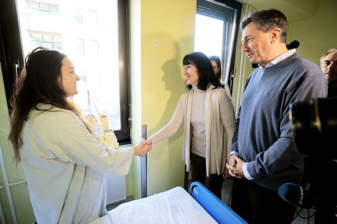 Predsednik republike in gospa Tanja Pear obiskala prvo deklico, ki se je rodila v letu 2017