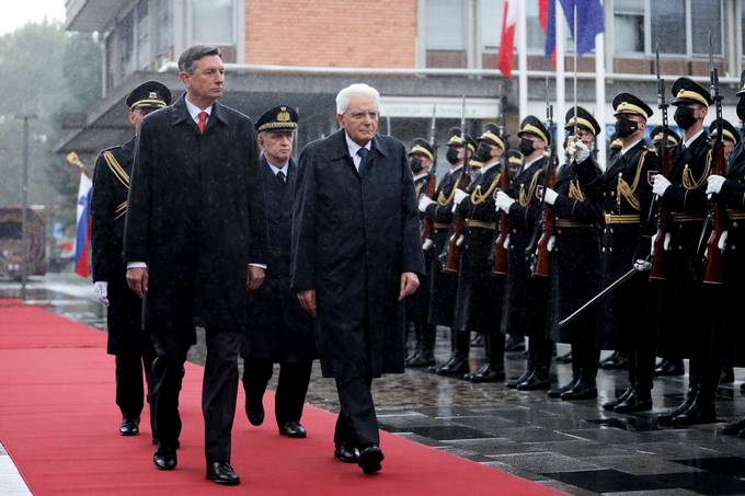 Uradni sprejem predsednika Italijanske republike z vojakimi astmi na Bevkovem trgu v Novi Gorici
