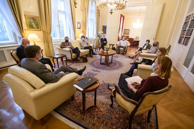 Predsednik Pahor in Stalni posvetovalni odbor za podnebno politiko za konferenco o Nartu za okrevanje in odpornost in za tesneje sodelovanje civilne 

Pred dnevi se je predsednik republike odzval povabilu Volkana Bozkirja, predsednika Generalne skupine Zdruenih narodov, in sodeloval na sreanju na visoki ravni o izvajanju ciljev Agende 2030, povezanih z vodo, ki je potekalo minuli etrtek. Predsednik republike Pahor je poudaril, da je voda vir ivljenja in zanjo ni nadomestila. »Voda je kljuna za na obstoj, zato moramo storiti vse, kar je v nai moi, da jo zaitimo,« je dejal. 

Predsednik Pahor je ocenil, da je voda svetovno skupno dobro, ki pripomore k miru, enakosti in lovekemu razvoju ter nam lahko pomaga ublaiti podnebne spremembe. Nagovor je sklenil z besedami, da »takno razumevanje narekuje okrepljeno mednarodno sodelovanje in celovit, z ukrepi podprt pristop k ravnanju z vodo.«

Priporoilo t. 11 je objavljeno spodaj. 

<a href=