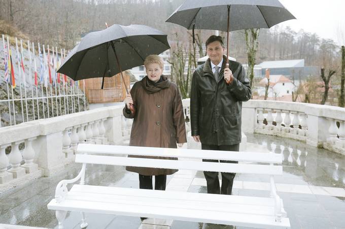 Predsednik Republike Slovenije Borut Pahor in predsednica Republike Litve Dalia Grybauskaitė sta na ploadi pred Postojnsko jamo odkrila klop miru in prijateljstva