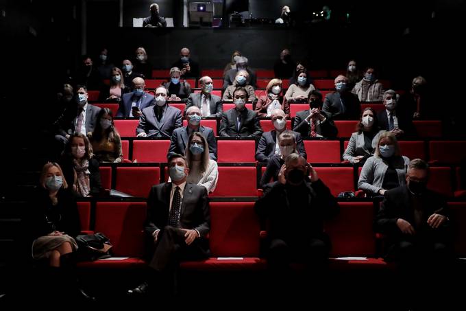 Predsednik republike si je ob mednarodnem dnevu spomina na rtve holokavsta danes z uenci in dijaki ogledal poljski dokumentarni film Babica