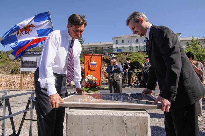 Predsednik republike Borut Pahor se je udeleil slovesnosti ob postavitvi temeljnega kamna za celovito ureditev kompleksa Parka vojake zgodovine v Pivki