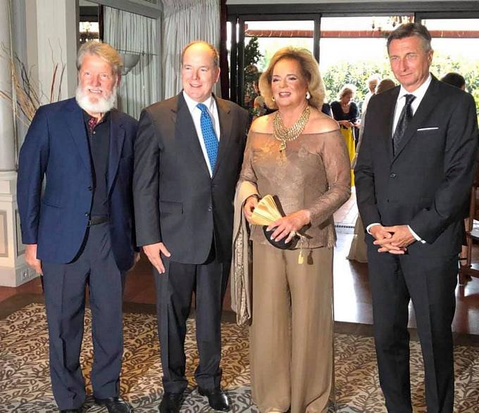Predsednik republike in knez Albert II. sta se kot astna gosta in dolgoletna pokrovitelja udeleila dobrodelne veerje v ast misijonarju Pedru Opeki, ki jo je priredila princesa Ira de Frstenberg