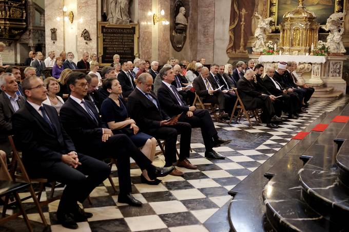 Predsednik Republike Slovenije Borut Pahor se je udeleil tradicionalne mae za domovino, ki jo je pred dnevom dravnosti daroval novomeki kof in predsednik Slovenske kofovske konference msgr. dr. Andrej Saje.