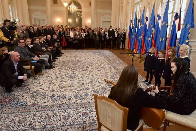 Predsednik Republike Slovenije Borut Pahor je na posebni slovesnosti v Predsedniki palai vroil dravna odlikovanja