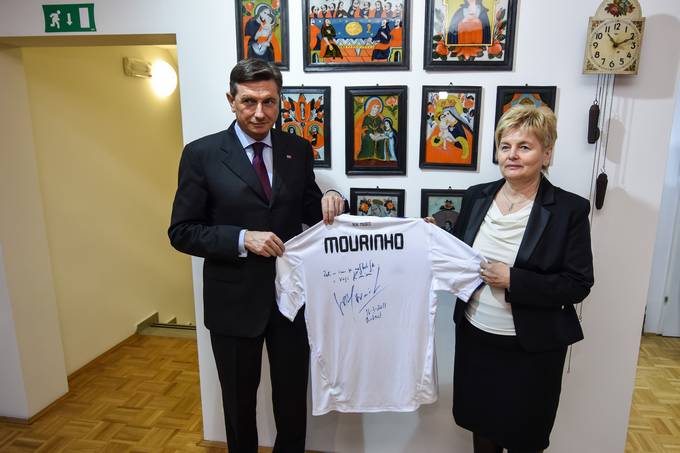 Predsednik republike je dres s podpisom nogometnega trenerja Joseja Mourinha predal upanji Obine rnomelj