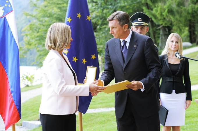 Predsednik Pahor je ob sreanju s Federico Mogherini, visoko predstavnico Evropske unije za zunanje zadeve in varnostno politiko, gospe Mogherini kot nekdanji ministrici za zunanje zadeve republike Italije vroil dravno odlikovanje zlati red za zasluge.