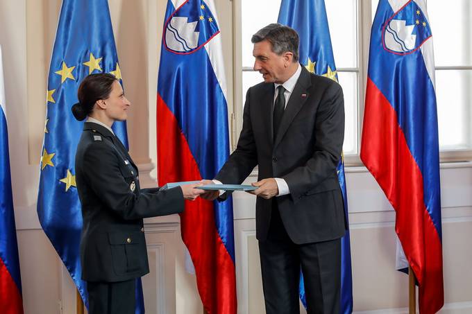 Predsednik Republike Slovenije Borut Pahor je odlikoval orkester Slovenske vojske. Odlikovanje je iz rok predsednika v imenu celotnega orkestra prevzela umetnika vodja in dirigentka Orkestra Slovenske vojske Andreja olar.