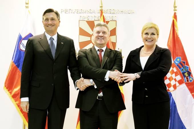 Predsednik Republike Slovenije Borut Pahor se s predsednico Republike Hrvake Kolindo Grabar-Kitarovi, z mandatom voditeljev Brdo Brijuni Process, mudi na delovnem obisku v Republiki Makedoniji.