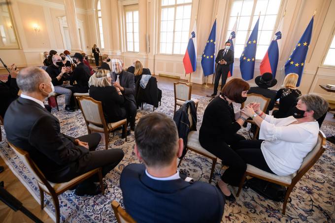 V lui postopka sprejema predloga Ustavnega zakona za dopolnitev Ustave z 62.a lenom (Znakovni jezik in jezik gluhoslepih) je predsednik Pahor danes v Predsedniki palai sprejel lane Zdruenja gluhoslepih Slovenije DLAN.