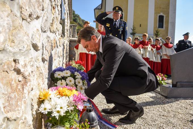 Predsednik republike Borut Pahor v Srednji vasi v Bohinju na sveti mae za policiste