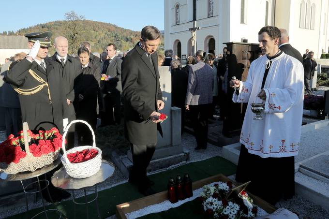 Predsednik Republike Slovenije Borut Pahor se je udeleil pogrebne slovesnosti ob smrti nekdanjega predsednika Skupine Republike Slovenije dr. Franceta Buarja.
