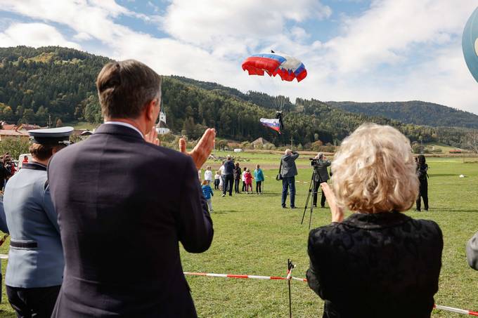 Predsednik Republike Slovenije Borut Pahor se je kot slavnostni govornik udeleil osrednje prireditve ob 100. obletnici prikljuitve vasi Libelie k matini domovini