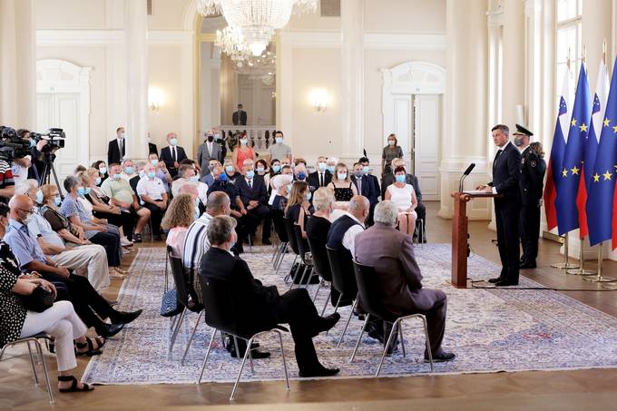 Predsednik Pahor je ob dananjem dravnem prazniku, dnevu dravnosti, priredil sprejem za svojce padlih pripadnikov Teritorialne obrambe Republike Slovenije, Ministrstva za notranje zadeve in civilnih rtev ter ranjenih v vojni za Slovenijo