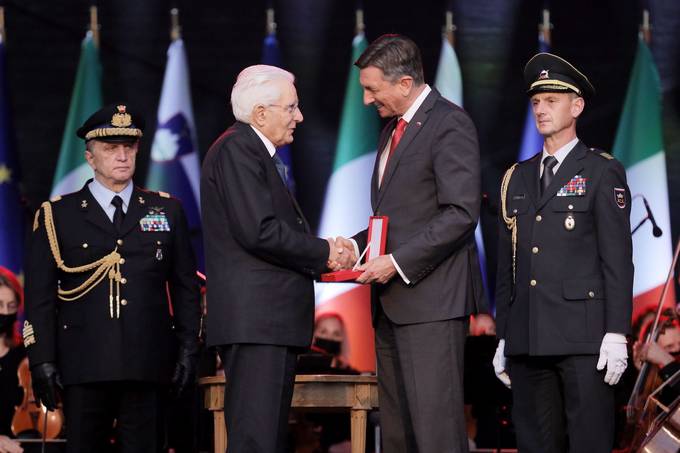 Predsednik Pahor je ob prilonosti skupnega obiska v Novi Gorici in Gorici predsedniku Mattarelli vroil najvije dravno odlikovanje Republike Slovenije, red za izredne zasluge, za osebne zasluge za poglobitev prijateljskih vezi med Republiko Slovenijo in Italijansko republiko
in vzorno skrb za skupno evropsko prihodnost.