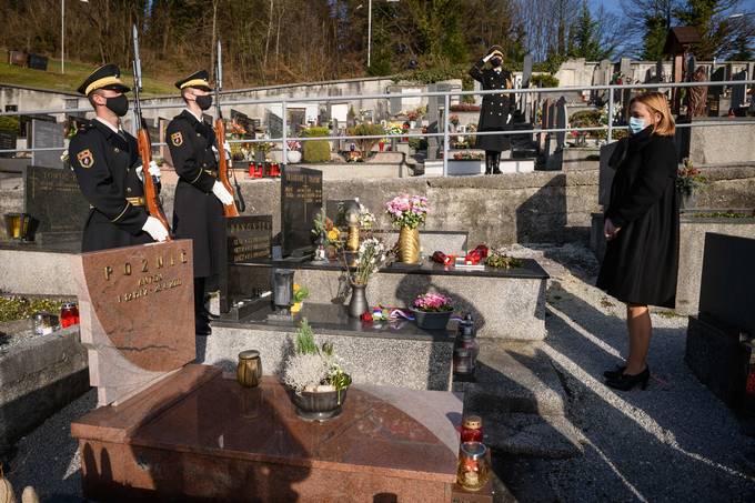 Vodja kabineta predsednika republike dr. Alja Brglez je v imenu predsednika republike Boruta Pahorja polo�ila cvet na grob nekdanjega predsednika republike dr. Janeza Drnov�ka na predve�er obletnice njegove smrti