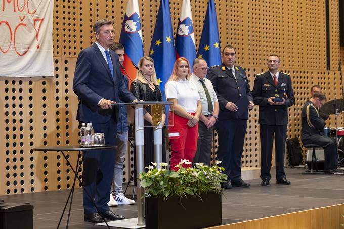Predsednik Pahor vroil jabolko navdiha junakinjam in junakom, ki premagujejo poare na Slovenskem ter itijo ljudi in njihovo premoenje