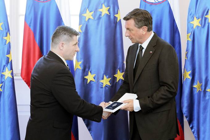 Predsednik Republike Slovenije Borut Pahor je na slovesnosti ob dnevu dravnosti v Predsedniki palai vroil dravno odlikovanje astni znak svobode Republike Slovenije Gorazdu Toplaku