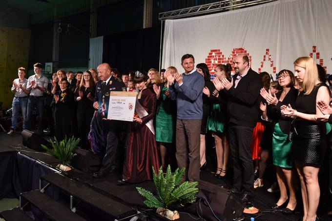 PredsednikPahor se je na povabilo Kraljice metlike rnine 2015 Katje Jakljevi udeleil "Dobrodelnega koncerta za gasilce".