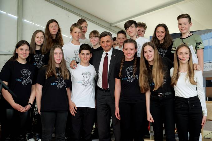 Predsednik Republike Slovenije Borut Pahor se je danes popoldan v Topolici tradicionalno udeleil osrednje slovesnosti ob dnevu zmage, na kateri je bil slavnostni govornik.