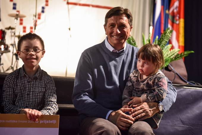 PredsednikPahor se je na povabilo Kraljice metlike rnine 2015 Katje Jakljevi udeleil "Dobrodelnega koncerta za gasilce".