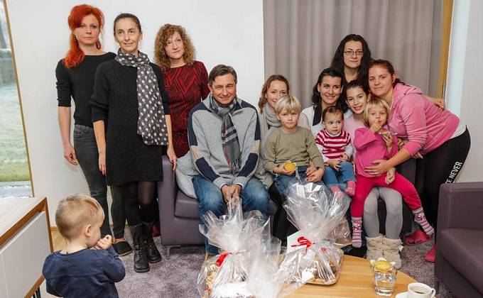 Predsednik republike tradicionalno z otroki pekel boino pecivo "Otroci za otroke"