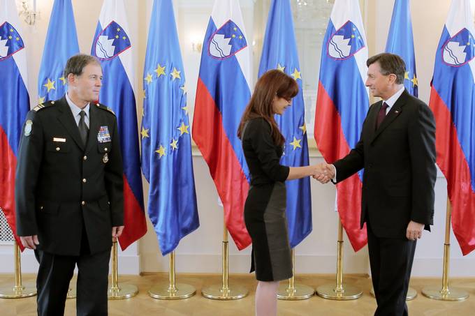 Predsedniku Republike Slovenije in vrhovnemu poveljniku obrambnih sil Borutu Pahorju sta ministrica za obrambo Andreja Kati in naelnik Generaltaba Slovenske vojske generalmajor dr. Andrej Osterman predstavila letno poroilo o pripravljenosti Slovenske vojske za leto 2014