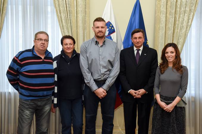 Predsednik republike Borut Pahor je ob prihajajoem dnevu slovenskega znakovnega jezika, ki ga obeleujemo 14. novembra, podelil Jabolko navdiha Mihi Zupanu, vrhunskemu portniku, dravnemu reprezentantu in enemu najboljih slovenskih koarkarjev.
