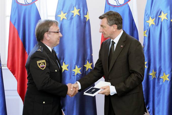 Predsednik Republike Slovenije Borut Pahor je na slovesnosti ob dnevu dravnosti v Predsedniki palai vroil dravno odlikovanje astni znak svobode Republike Slovenije Bojanu Malcu