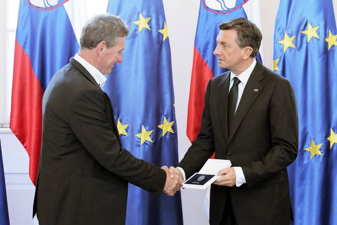 Predsednik Republike Slovenije Borut Pahor je na slovesnosti ob dnevu dravnosti v Predsedniki palai vroil dravno odlikovanje astni znak svobode Republike Slovenije Petru Skrivarniku