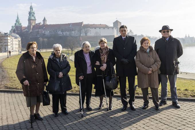 Predsednik Pahor z nekdanjimi internirankami na komemoraciji ob 75. obletnici osvoboditve nacistinega koncentracijskega taboria Auschwitz-Birkenau