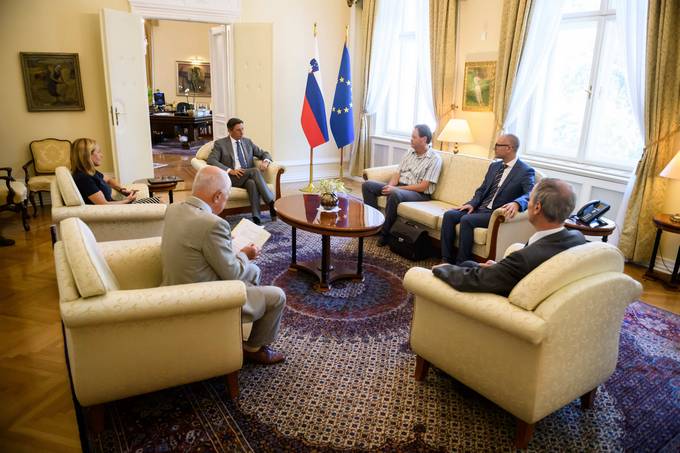 Predsednik republike podprl zamisel o spominskem znamenju prepovedanim in unienim knjigam na Slovenskem kot spomeniku svobodi izraanja