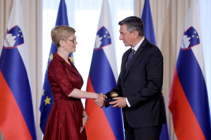 Predsednik Pahor je na posebni slovesnosti ob dnevu slovenskega znakovnega jezika vroil priznanje jabolko navdiha dr. Simoni Gerener