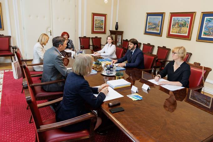 Zagovornik naela enakosti je predsedniku republike predstavil Letno poroilo za leto 2021