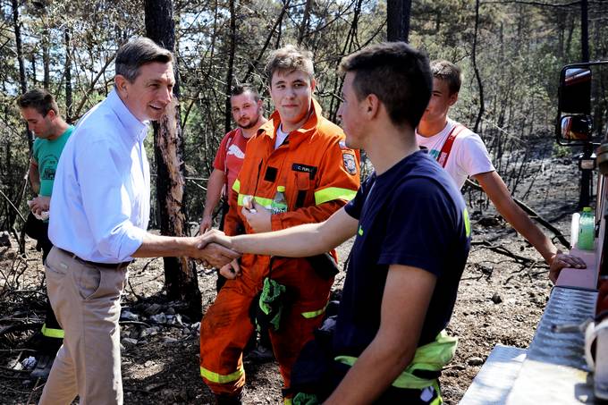 Predsednik Pahor je obiskal gasilce in si ogledal razmere na Krasu