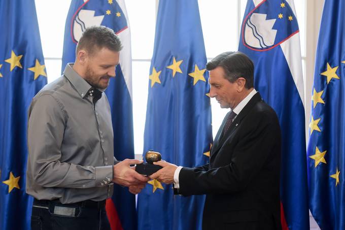 Predsednik republike Borut Pahor je ob prihajajoem dnevu slovenskega znakovnega jezika, ki ga obeleujemo 14. novembra, podelil Jabolko navdiha Mihi Zupanu, vrhunskemu portniku, dravnemu reprezentantu in enemu najboljih slovenskih koarkarjev.