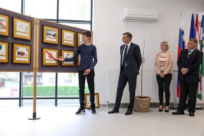 Predsednik Pahor se je sreal z uenci dvojezine slovensko madarske Osnovne ole Dobrovnik, ki so mu ob dnevu zemlje predstavili okoljevarstveni projekt "Kreativne okoljevarstvene opozorilne table"