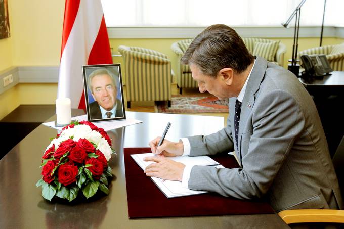 Vpis predsednika republike v alno knjigo odprto v spomin na Aloisa Mocka