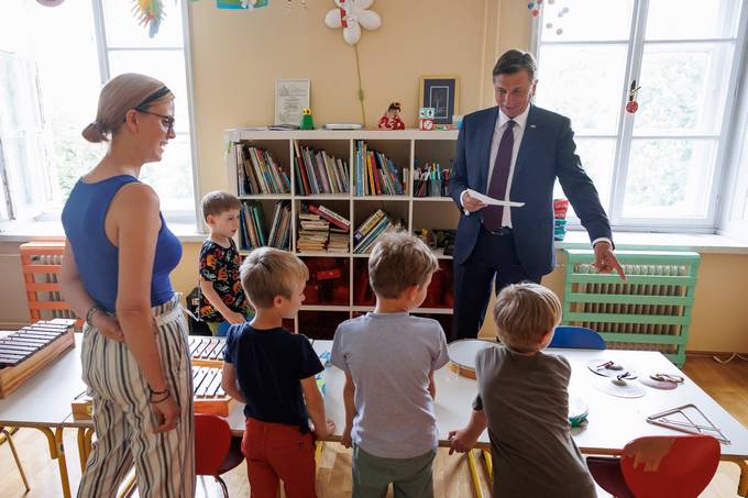 Predsednik republike ob zaetku praznovanja 60-letnice delovanja obiskal Pionirski dom in se udeleil prireditve Skupnosti ol za oblikovanje, tekstil in frizerstvo