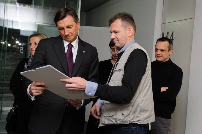 Predsednik republike Borut Pahor se je v Mali galeriji Cankarjevega doma udeleil otvoritve fotografske razstave Multitaskerji, na kateri so s svojimi deli zastopani avtorji Uro Abram, Miha Fras, Borut Krajnc, Matej Leskovek, Borut Peterlin in Igor kafar.