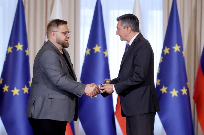 Predsednik Pahor je na posebni slovesnosti ob dnevu slovenskega znakovnega jezika vroil priznanje jabolko navdiha Bojanu Mordu