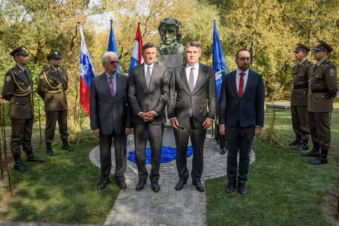 Predsednik Pahor in predsednik Milanovi sta danes skupaj odkrila spomenik Francetu Preernu v Zagrebu