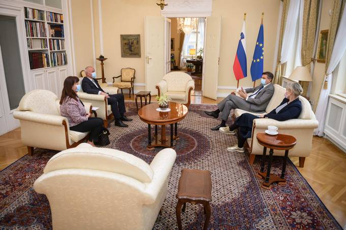 Predsednik republike je danes sprejel organizacijskega direktorja kolesarske dirke po Sloveniji Bogdana Finka in predsednico organizacijskega odbora dirke Mojco Novak