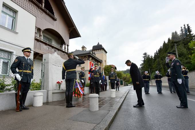 Predsednik Republike Slovenije Borut Pahor je ob prazniku upora proti okupatorju poloil venec pri spomeniku OF v Roni dolini