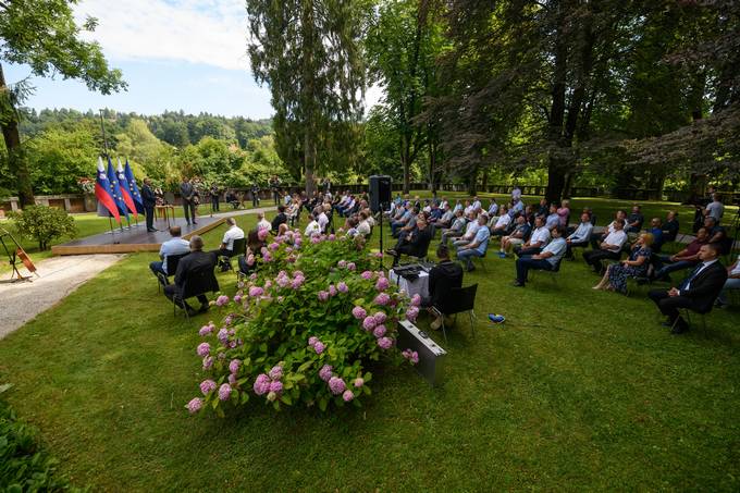 Predsednik republike je vroil repliko Jabolka navdiha zaposlenim na podroju dejavnosti komunalnega gospodarstva