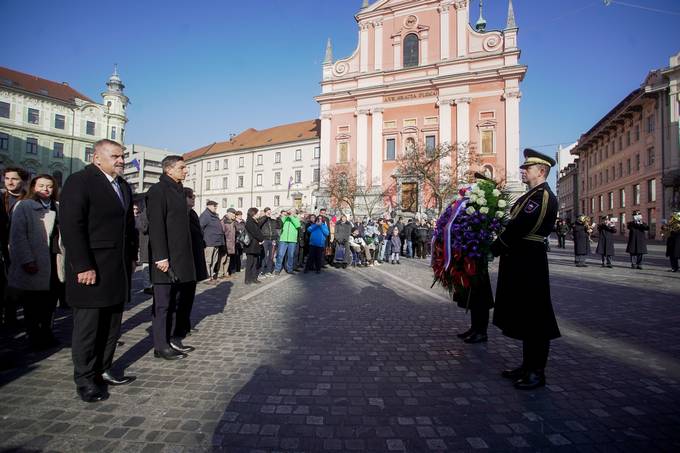Predsednik republike ob slovenskem kulturnem prazniku poloil venec k Preernovemu spomeniku