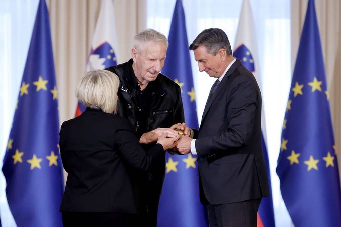 Predsednik Pahor je na posebni slovesnosti ob dnevu slovenskega znakovnega jezika vroil priznanje jabolko navdiha Joetu Tekaviu