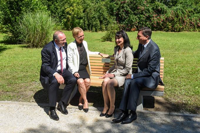 Predsednik Republike Slovenije Borut Pahor z gospo Tanjo Pear in predsednik Gruzije Giorgio Margvelavili s soprogo Mako Chichuo odkrijejo klop prijateljstva