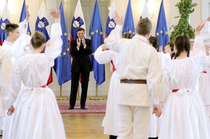 Predsednik republike v Predsedniki palai sprejel Zelenega Jurija iz Bele Krajine